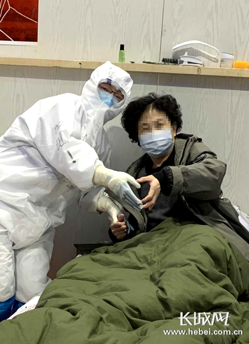 冯增娇和方舱内的患者在一起。