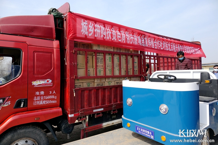 装有12000斤鸡蛋的卡车。   记者 胥文燕 摄