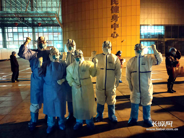 冯增娇和同事们在江岸方舱医院前合影。