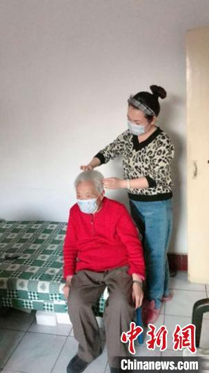 东河街道社区工作者为高龄老人剪发。　邵梦洁 摄