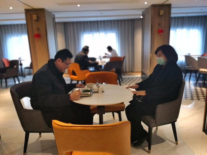 员工在酒店餐厅里“北欧式就餐”。（李晔 摄）