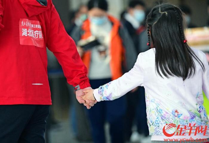 8岁女儿歌声为父壮行，广东驰援湖北医疗队再踏新征程