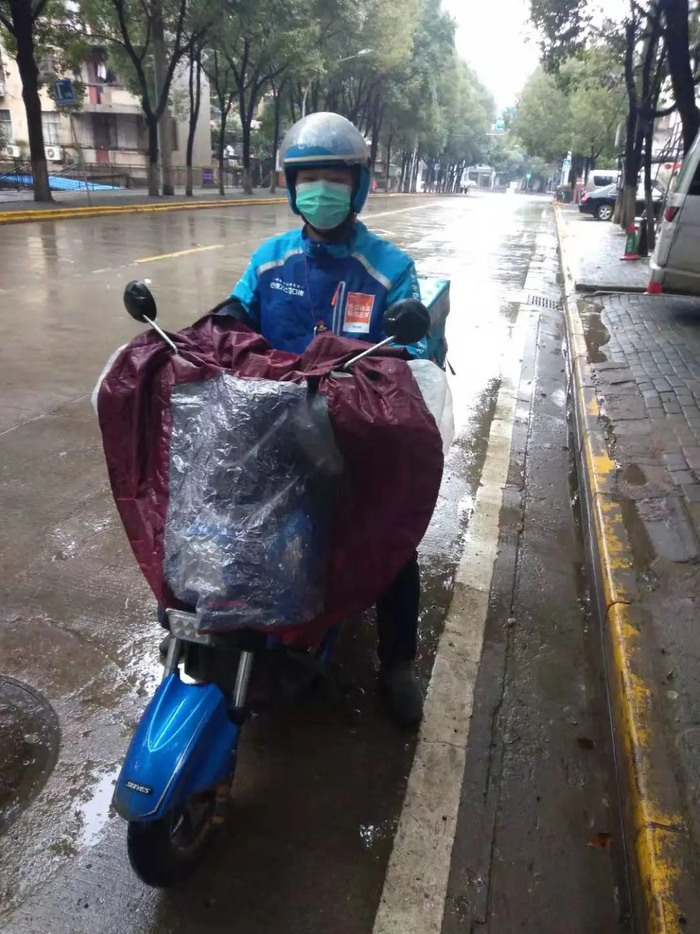 ▲吴费超站点骑手准备出单。受访者供图 