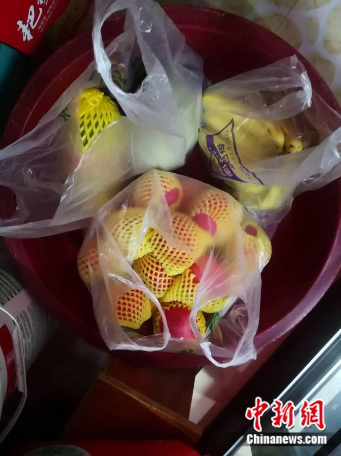 　　章琳购买部分水果。受访者供图