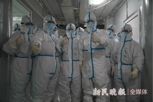 图说：樊民（前排左二）和病区医护团队准备进入病房 新民晚报记者郜阳 摄