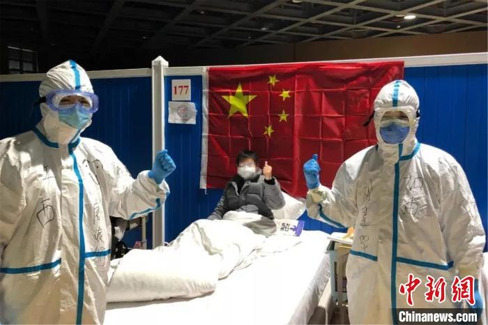     图为江西援助武汉医疗护理队队员护理患者。　江西援助武汉医疗护理队供图　