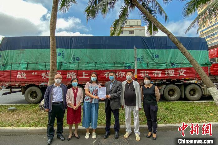     图为海南省委统战部、海南省红十字会代表接受捐赠物资。　洪坚鹏　摄