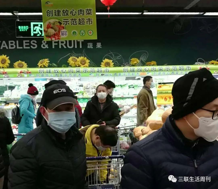 刘宇经常到超市帮助社区居民采购， 　　超市中人流仍较为密集