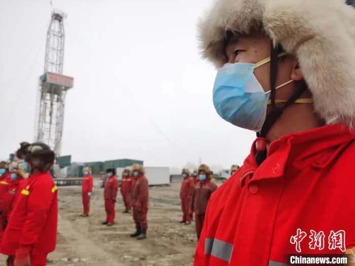 图为大庆油田工人在一线工作。　刘航琪 摄