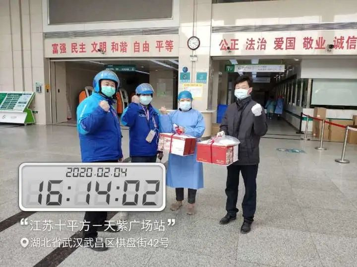 ▲李浩洁站点为医院送蛋糕。受访者供图 