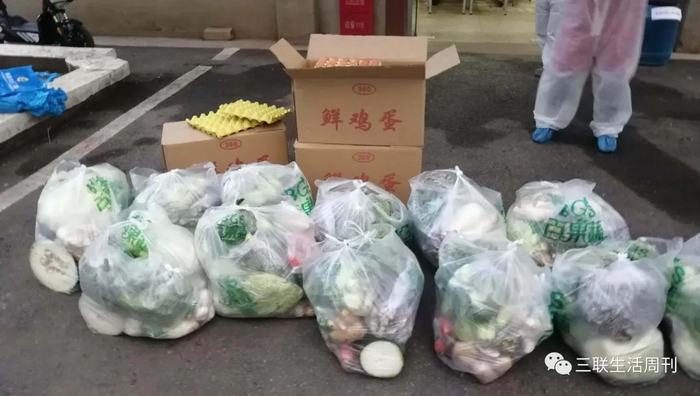 滴滴社区保障车队司机给居民运送的物资