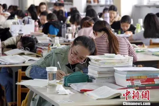 　　资料图：山东师范大学图书馆内，学生认真学习。孙宏瑗 摄