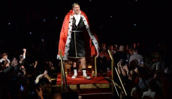 以国王扮相出场的富里最终成了拳坛国王。