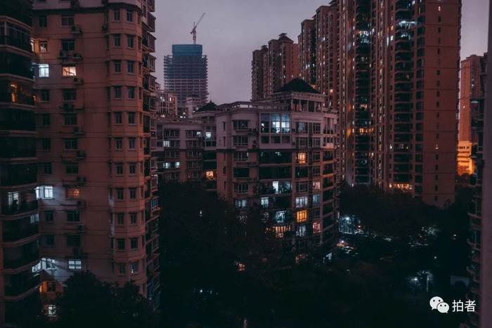  △&nbsp;除夕夜，武汉一小区里亮起的灯光。摄影/@白石屹