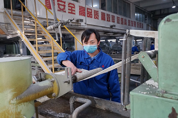 上海石化开足马力全力生产。