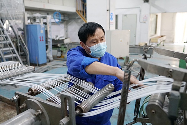 上海石化有望短期内每天再增产约2吨熔喷布专用料。