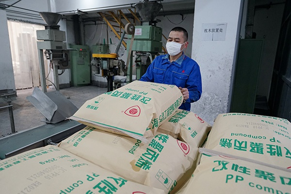 上海石化紧急研发转产的熔喷布专用料试产成功，日产达到6吨。