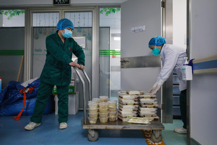  2月13日，武汉金银潭医院，午餐时间，北四楼医生在接医院后勤部门送来的病号餐。长江日报 陈卓摄