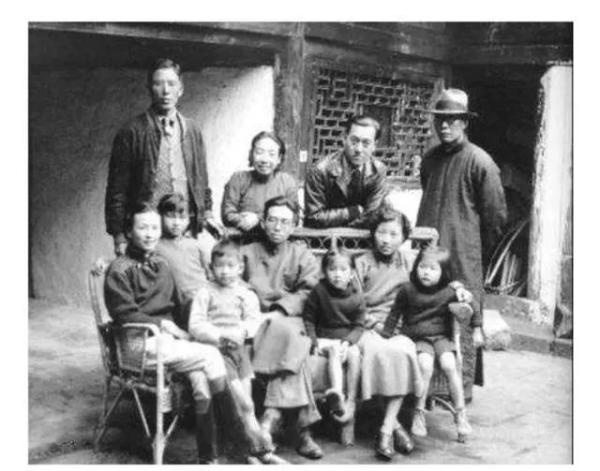 营造学社辗转南迁，图为梁林一家与友人在昆明