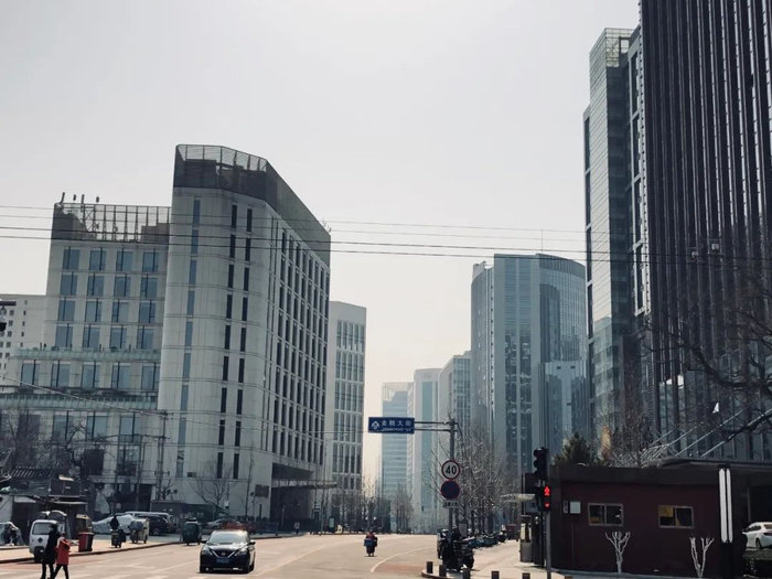  午饭时间的金融大街，可以用空旷形容