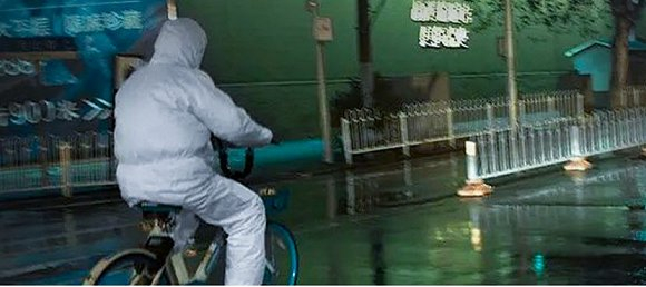 身穿防护服骑行的一线人员。来源 / 受访者