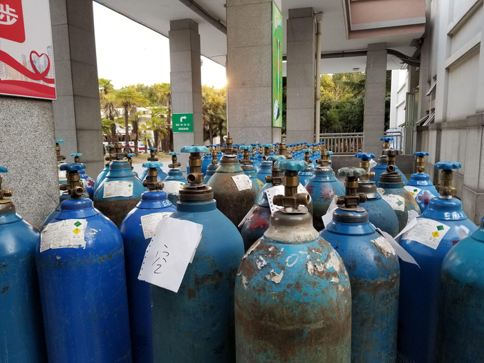  2月20日，几十个空的氧气瓶正在等待被拉走罐装。新京报记者王飞翔 摄