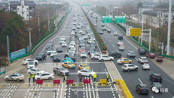  △&nbsp;下午5时，湖北武汉北大门岱黄高速府河收费站关闭，大量准备离开武汉的车辆在交警的指挥下掉头。摄影/长江日报记者陈卓