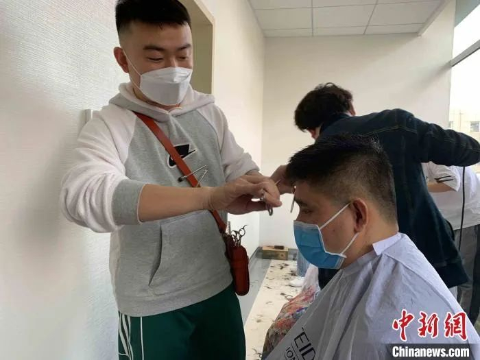 ▲图为苏有智同事为医护人员义剪。受访者供图