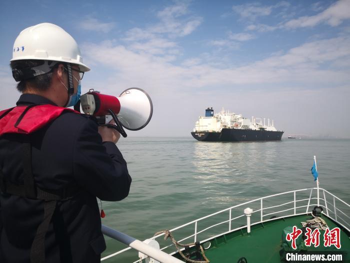 战“疫”复产期 广州海事护航大型天然气船安全进港
