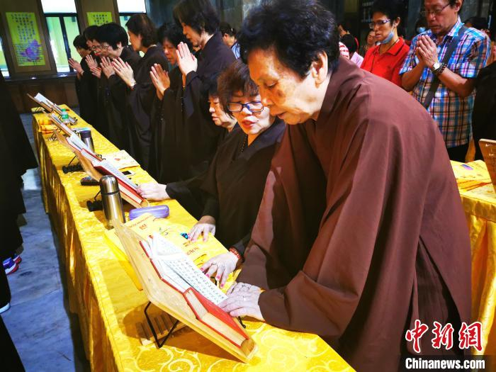 图为信众在咏《金刚经》。　关向东 摄