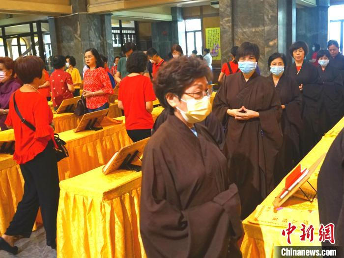 图为信众在咏转经。　关向东 摄