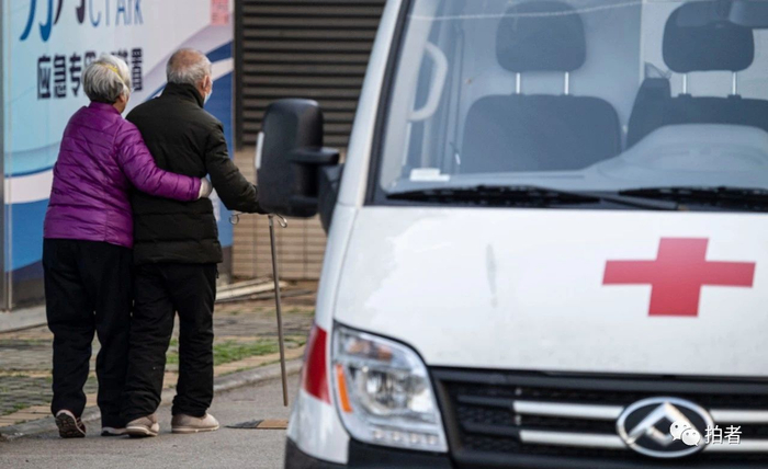 △&nbsp;蔡甸区，老人相互搀扶前去武汉协和医院西院区做CT检查。摄影/新京报记者陶冉