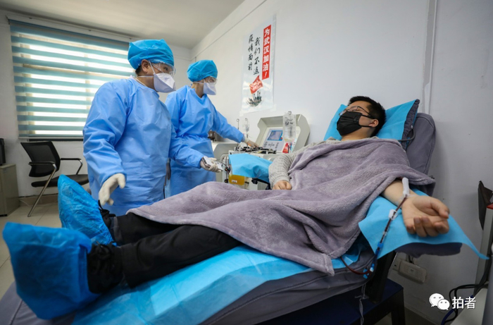  △&nbsp;感染新冠肺炎病毒的武汉市第四医院医生孔岳锋，在康复并安全度过了14天的医学观察隔离期后，来到武汉市血液中心捐献自己的血浆，救治新冠肺炎重症患者。摄影/长江日报记者陈卓