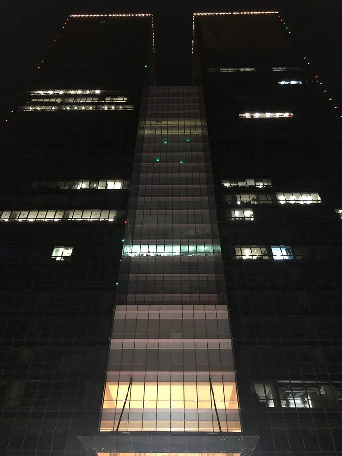  平日加班是家常便饭的CBD，18：00以后，灯火寥寥