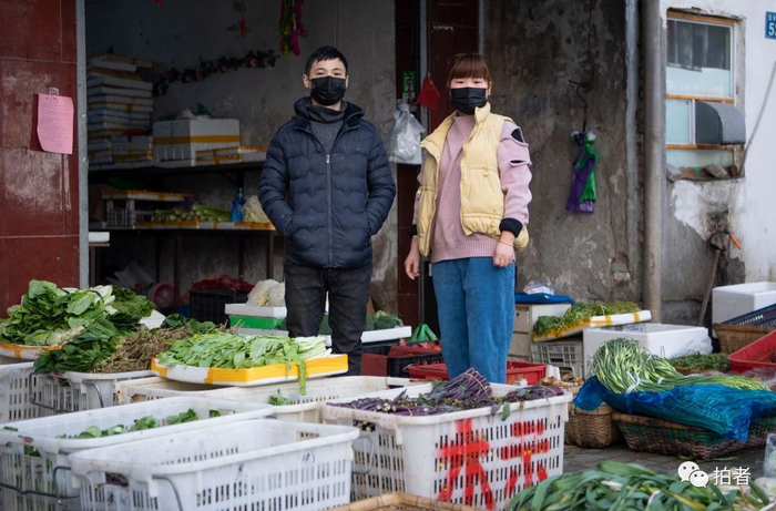  △&nbsp;硚口区，受新冠肺炎疫情影响，原定1月28日回江西南昌老家的魏先生一家取消了行程，早早打开店铺门为社区居民售卖新鲜蔬菜。摄影/拍者许星星
