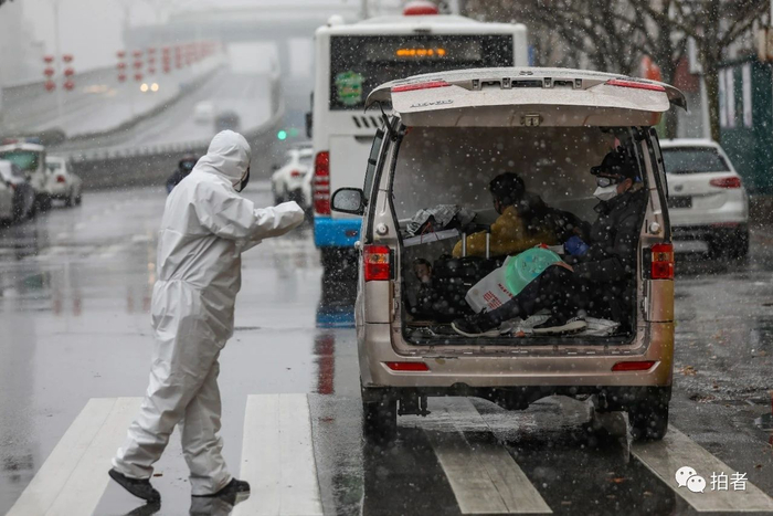 △&nbsp;当天，武汉协和肿瘤医院改为定点医院收治病患，工作人员冒雪帮助新冠肺炎患者转运。摄影/长江日报记者陈卓