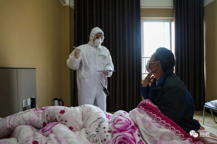  △&nbsp;东西湖区径河街隔离点，医生蔡旭光询问患者病情。摄影/长江日报记者陈卓