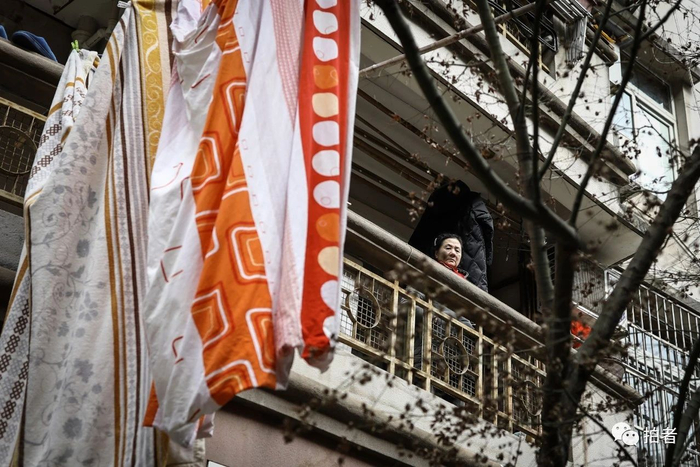  △&nbsp;百步亭社区，窗边的一位老人。当天是武汉市为期3天的集中拉网式大排查的最后一天，百步亭社区下辖11个小区，常住人口约13万。就在一个月前，这里举办了一场“万家宴”聚会。摄影/中青报·中青网记者赵迪