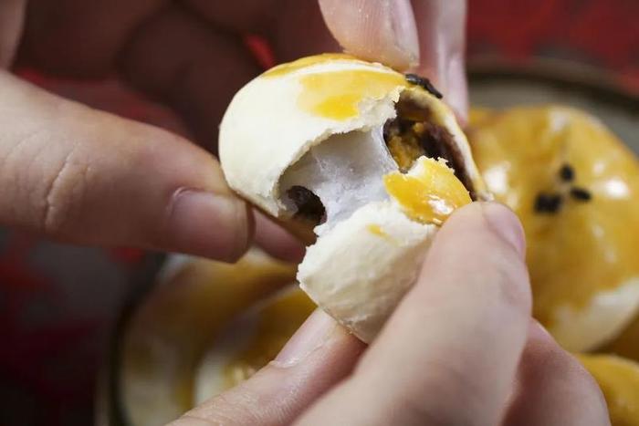 为了一口海鸭蛋黄酥，厂家养了3000只鸭！酥到掉渣，超糯还拉丝，一个只要2.5元