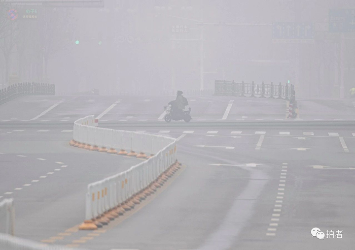  △&nbsp;武汉出现大雾天气，局部地区能见度小于100米，市民骑车从大雾中驶过。&nbsp;摄影/新京报记者陶冉