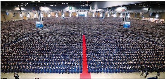  去年11月10日，新天地教会曾举办过一场声势浩大的毕业典礼。来源：新天地教会官网