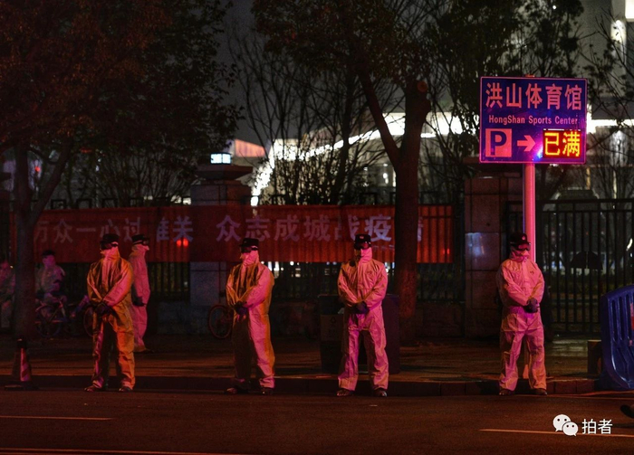  △&nbsp;深夜，民警在位于洪山体育馆的武汉大学人民医院武昌方舱医院外全副武装执勤。当晚，该方舱医院开始接收第一批轻度新冠肺炎患者。摄影/成都商报·红星新闻记者王效