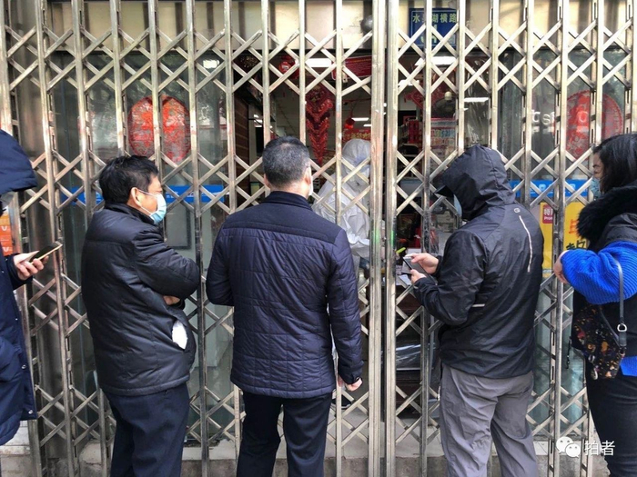  △&nbsp;武昌区水果湖街道老百姓大药房，市民排队买药。摄影/马路遥