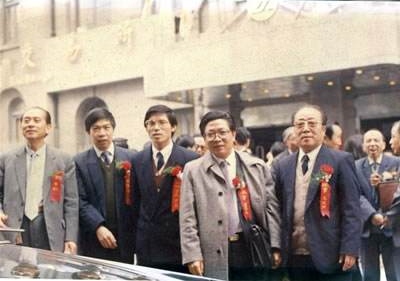 管金生（右二），摄于1990年11月26日上交所门口