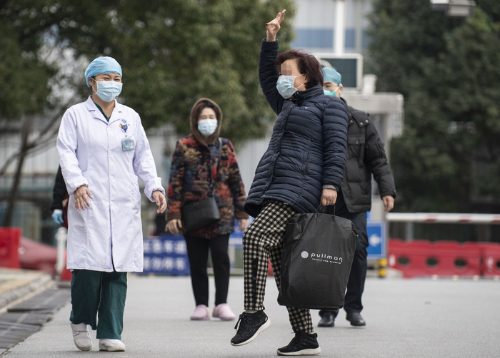  2月13日，武汉协和医院西院，4名确诊患者出院，其中一名患者跳起舞蹈。摄影/新京报记者 陶冉