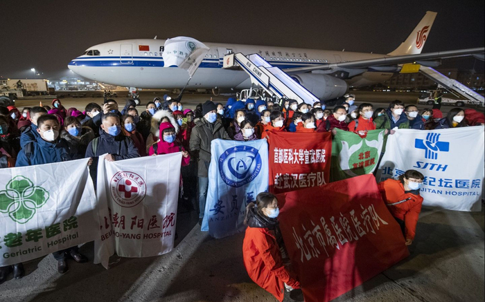 1月27日，北京首都国际机场，援鄂医疗队队员登机前合影。摄影/新京报记者 陶冉