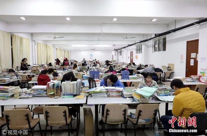 　　资料图：近百名大学生在自习室内学习。