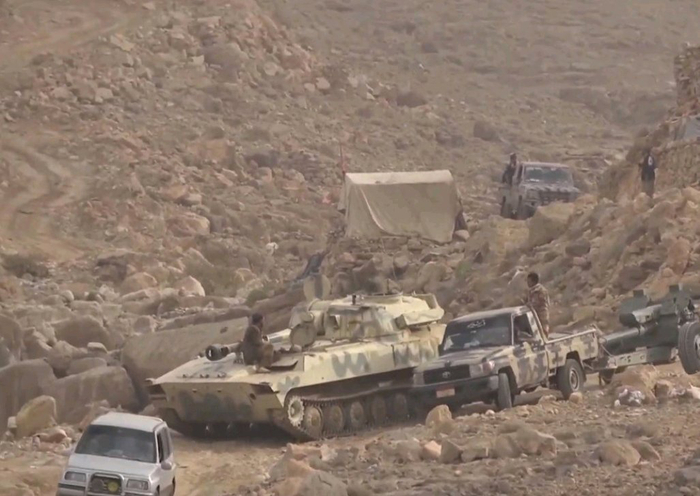 胡塞武装在公路旁缴获的2S3自行榴弹炮、皮卡和D-30榴弹炮