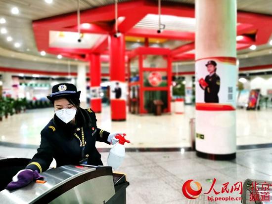 北京地铁加强防控措施 乘客坚持不戴口罩将报告执法部门