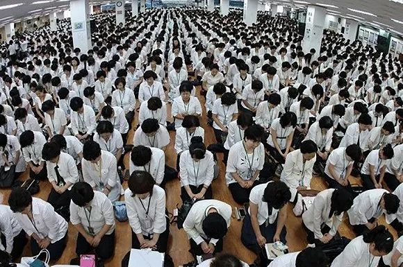 图为新天地教会举行的礼拜活动（图源：《韩国日报》读者供图）